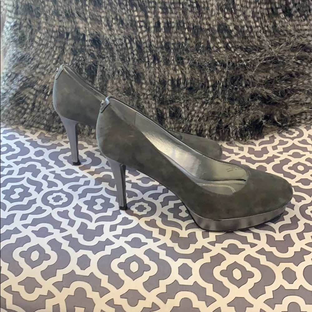(PRE-LOVED) TAHARI GRAY SUEDE PLATFORM HEELS💖